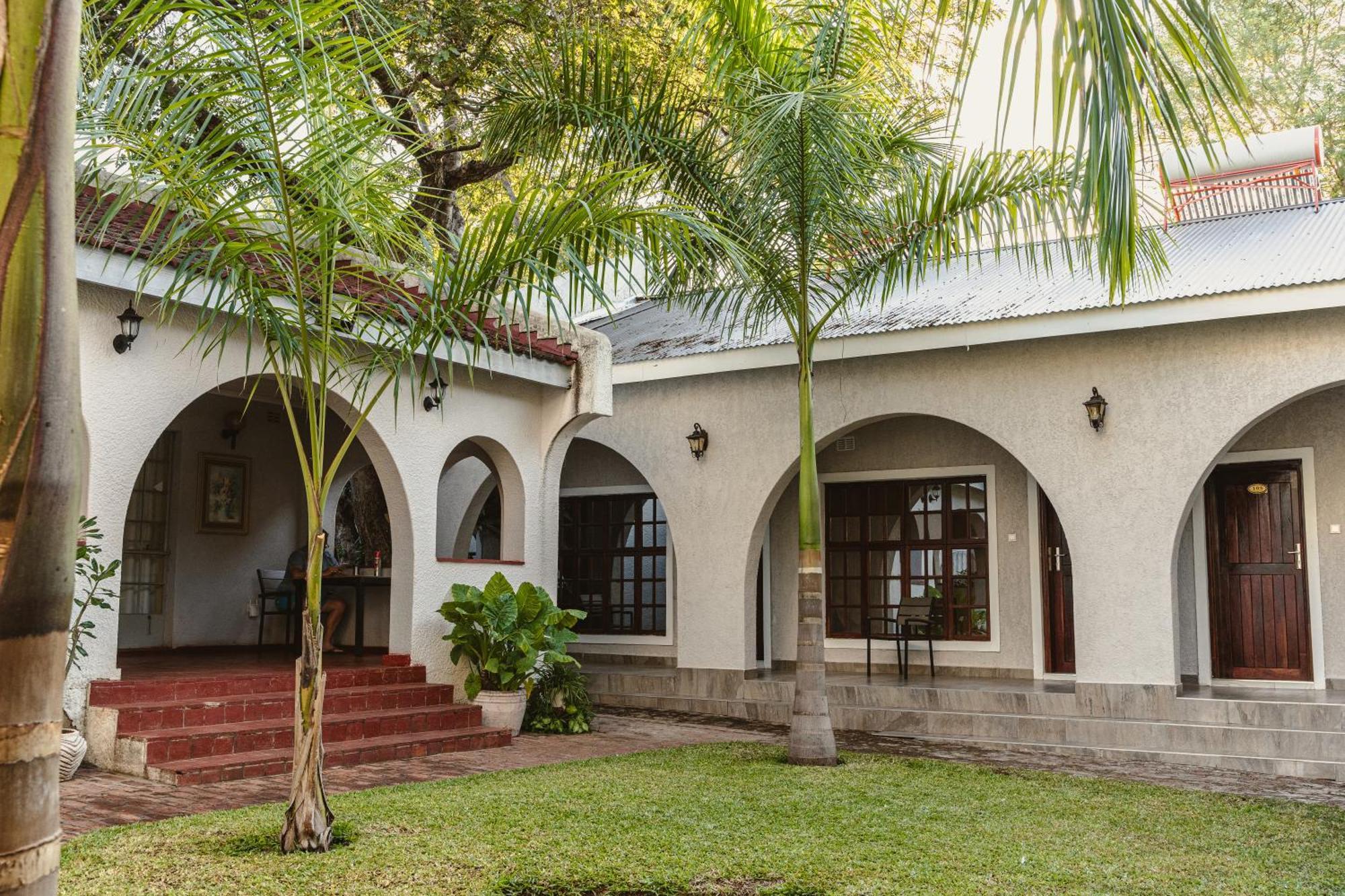 Jacaranda Lodge Victoria Falls Exterior photo